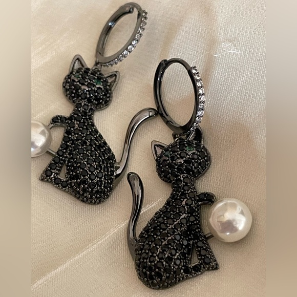Eye Candy Black Cat Earrings - Picture 5 of 6